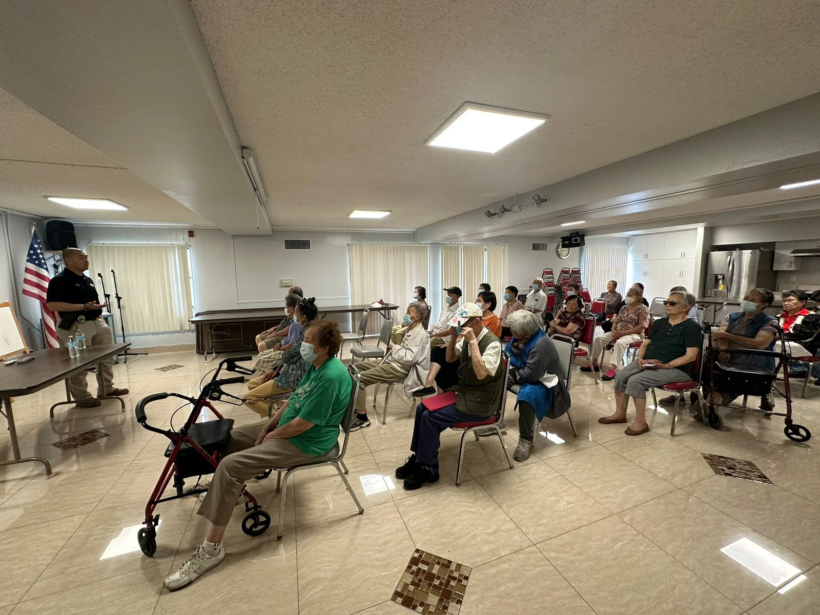 居民在金齡新村活動室聆聽教育講座