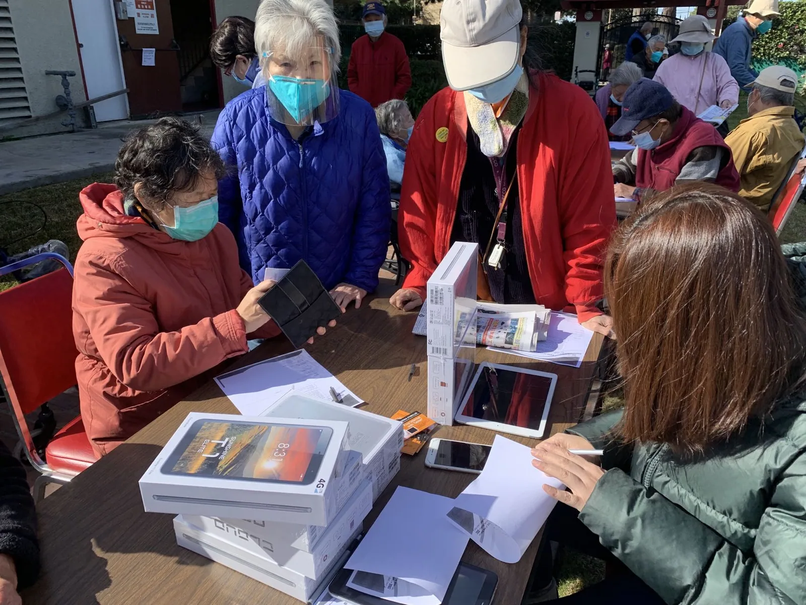 金齡新村住戶於戶外活動桌前參與服務活動