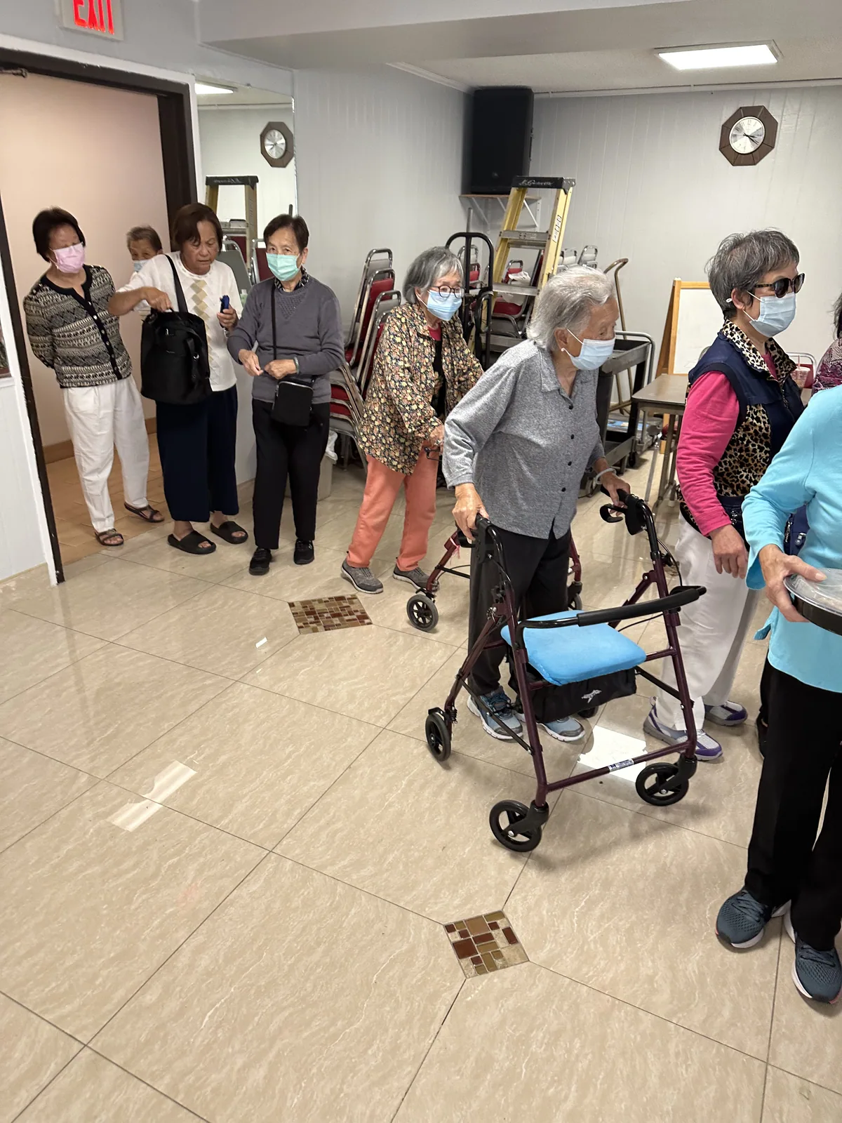 住戶在活動室內排隊等候接受服務